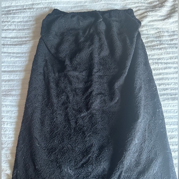 Maternity blouse and maternity stretchy lace pin skirt - Picture 3 of 5